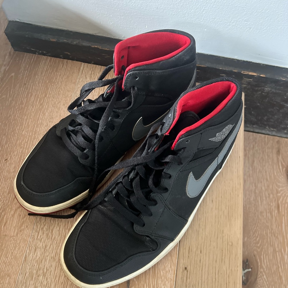 Nike Men’s Black High-Top Sneakers with Red Lining and Gray Swoosh, Sz 10 1/2